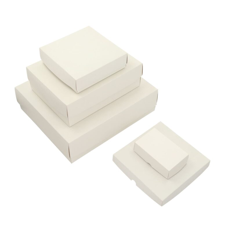 Подарочные коробки разных размеров белого цвета